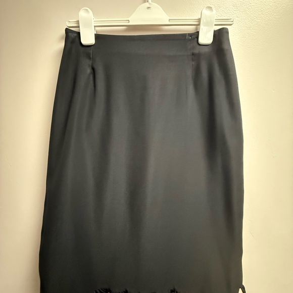 EUC Dress Barn Classic Black Pencil Women’s Size 8-10 Skirt with Ruffled Edge - Picture 1 of 6